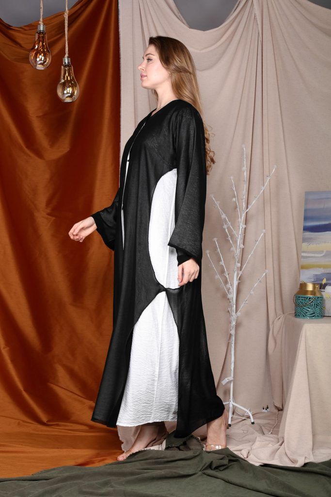 MOiSTREET White Based Black Abaya