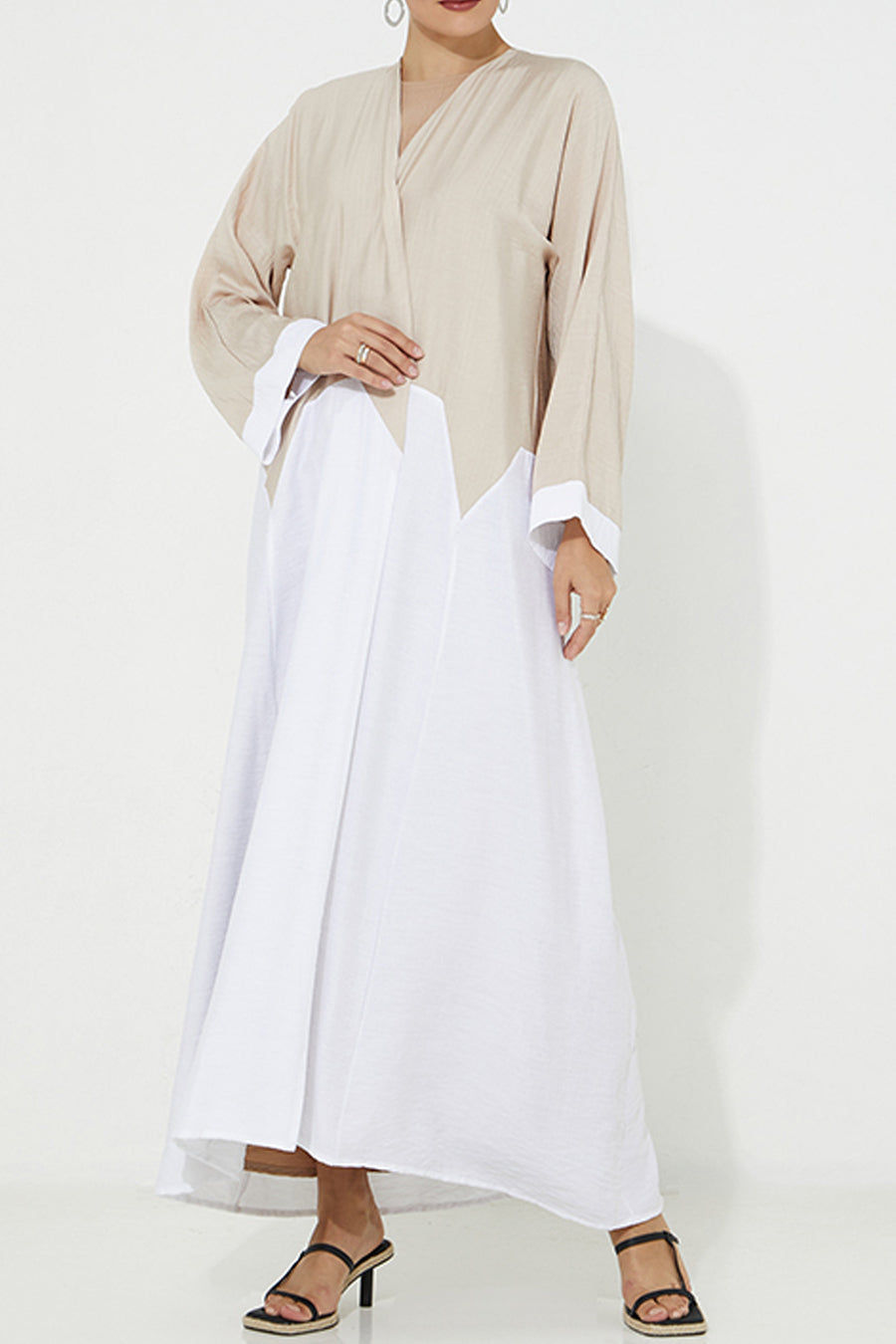 MOiSTREET  Beige And White Babus Color block Abaya