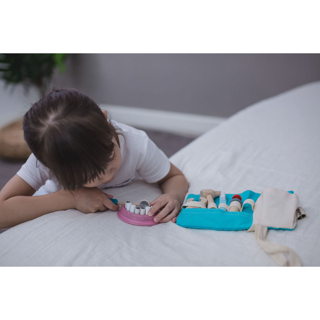 مجموعة «طبيب الأسنان» من PlanToys — لعبة خشبية للعب التخيلي بدور الطبيب