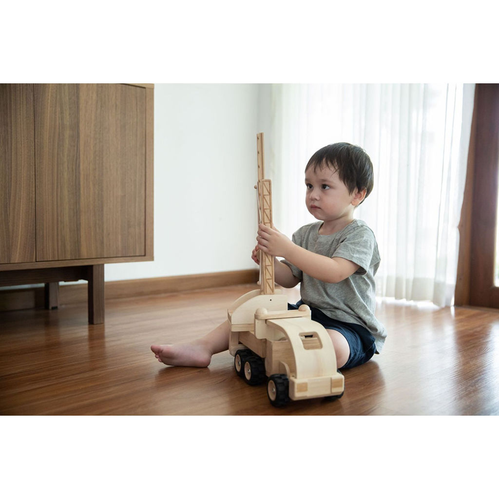 شاحنة الإطفاء من PlanToys — لعبة مركبة خشبية