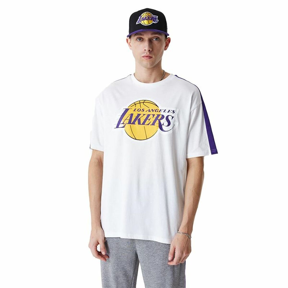 تي شيرت رجالي بأكمام قصيرة من New Era NBA بتصميم كولور بلوك لفريق LA Lakers باللون الأبيض