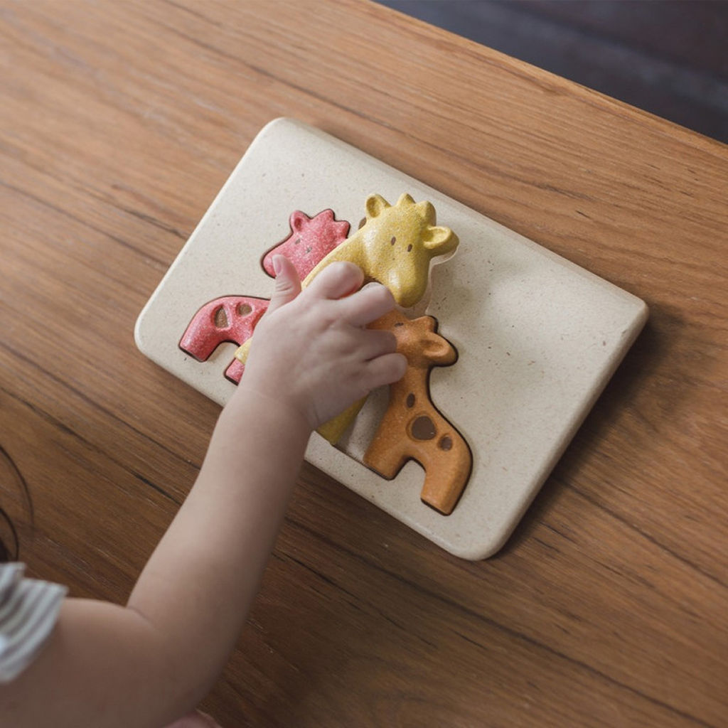 لغز الزرافة من PlanToys — لغز عائلي خشبي
