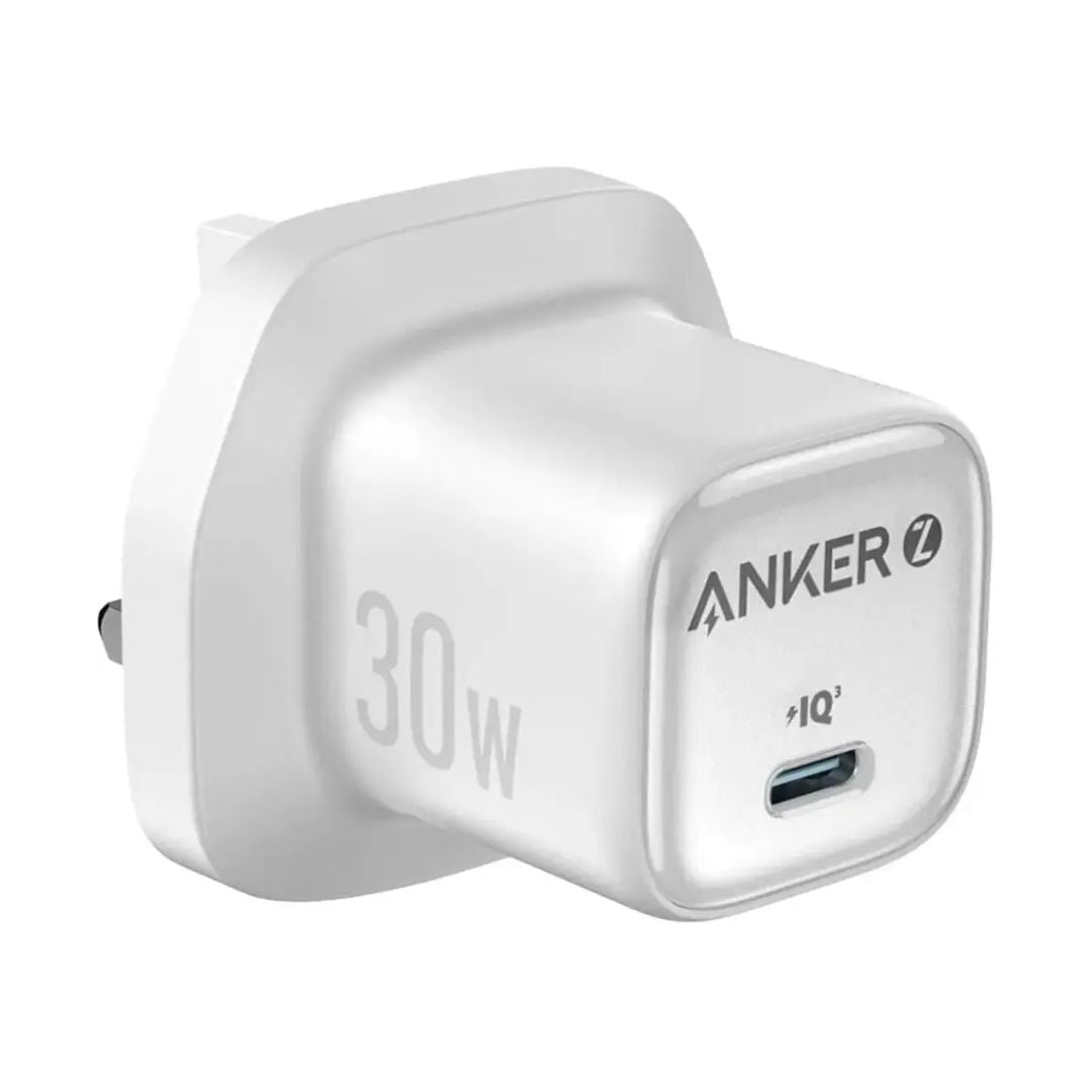 شاحن حائطي سريع من Anker مزود بمنفذ USB-C بتقنية PD ومصمم بحجم صغير، باللون الأبيض