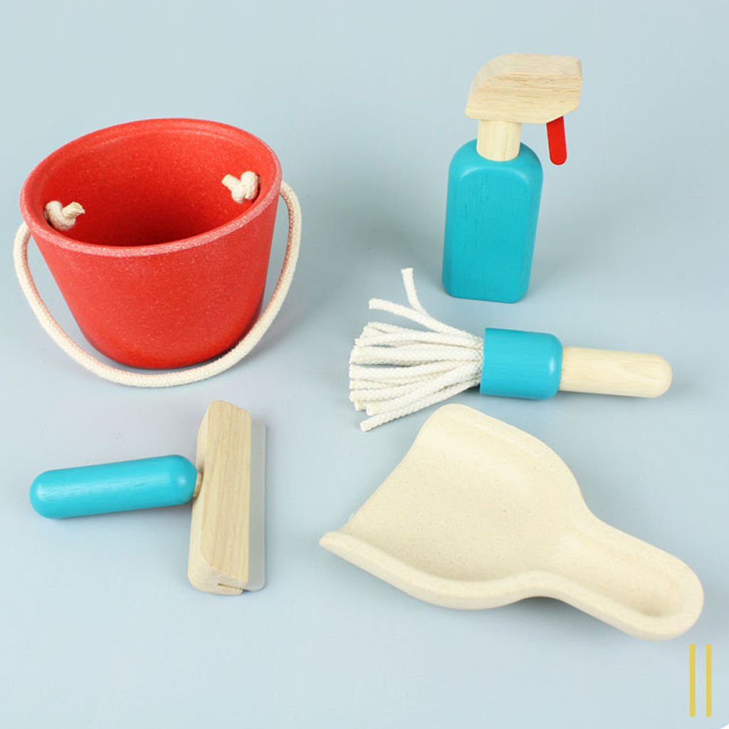 مجموعة التنظيف من PlanToys — مجموعة ألعاب التخيل الخشبية