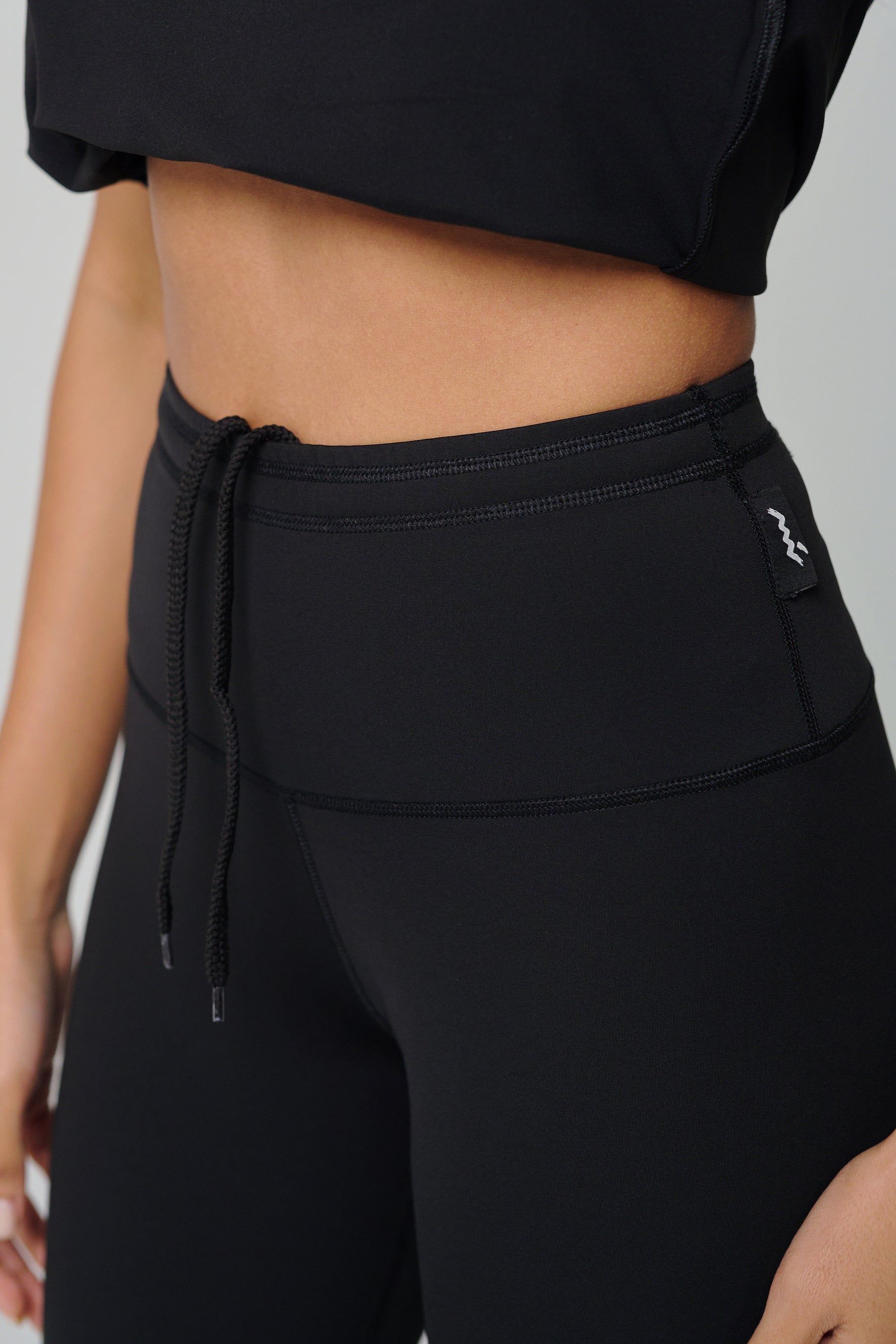 بنطال ضيق كلاسيكي للنساء من ماركة MULU - أسود