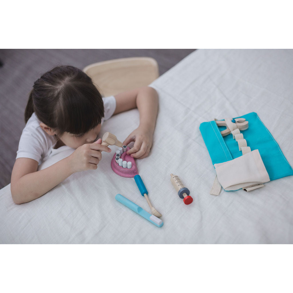 مجموعة «طبيب الأسنان» من PlanToys — لعبة خشبية للعب التخيلي بدور الطبيب