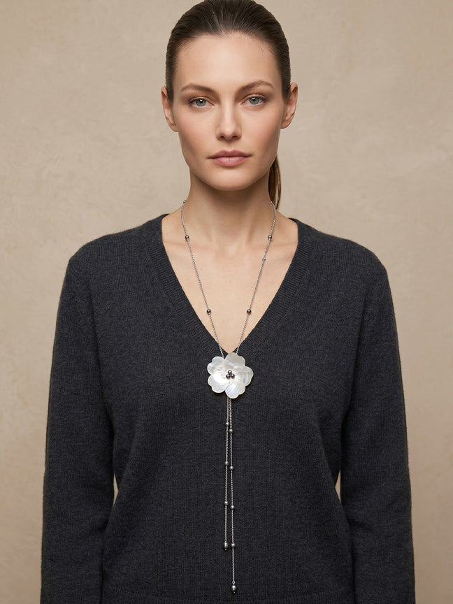 ZÉNA O Necklace with mother of pearl flower