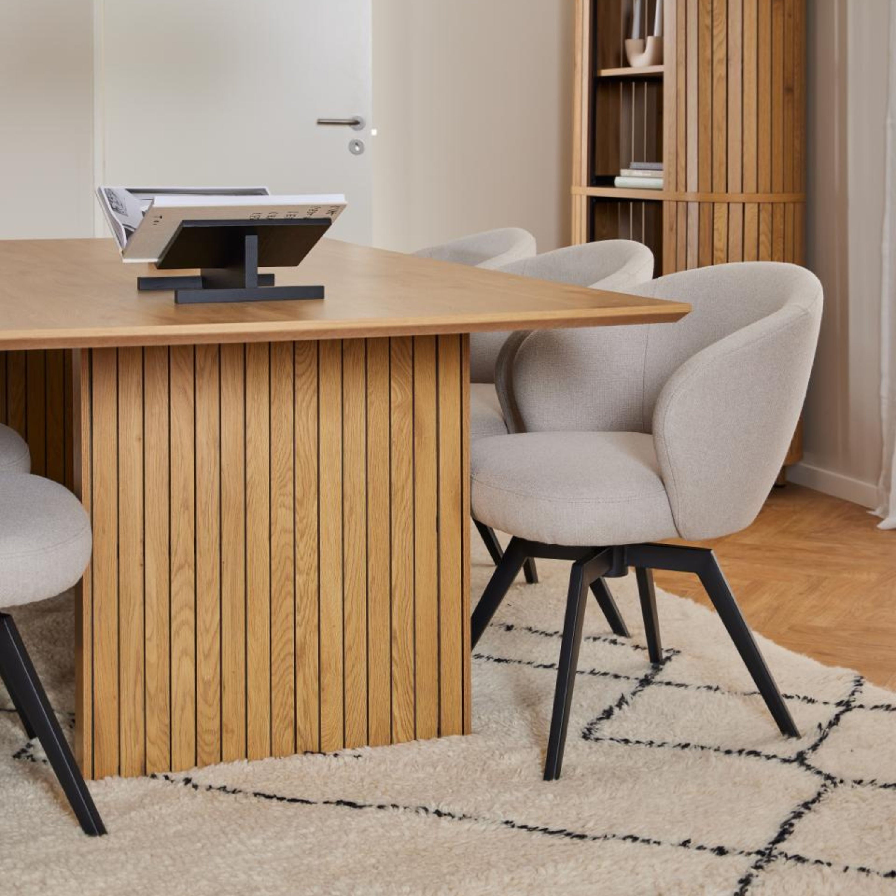 طاولة طعام مستطيلة من كوليما