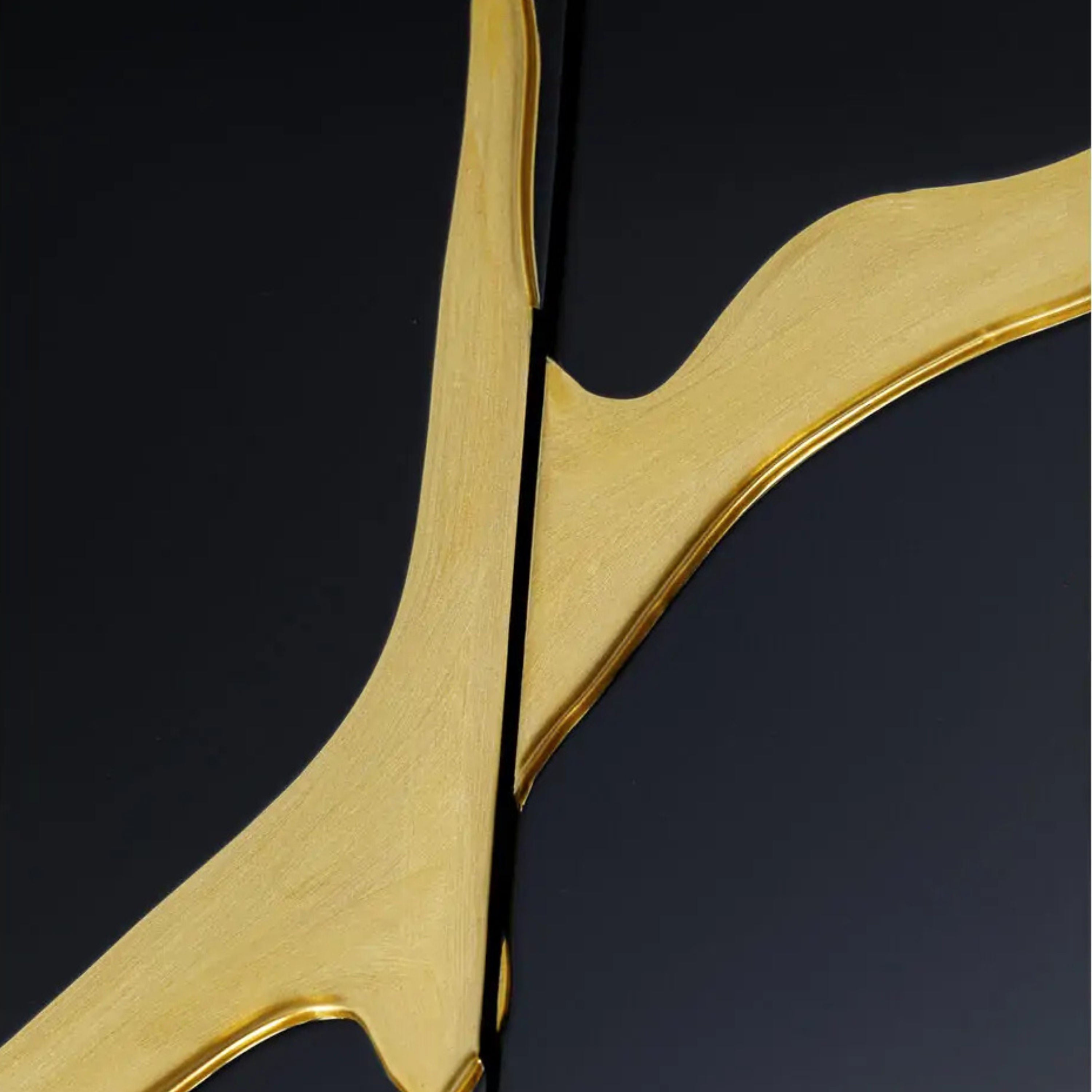 خزانة جانبية متصدعة