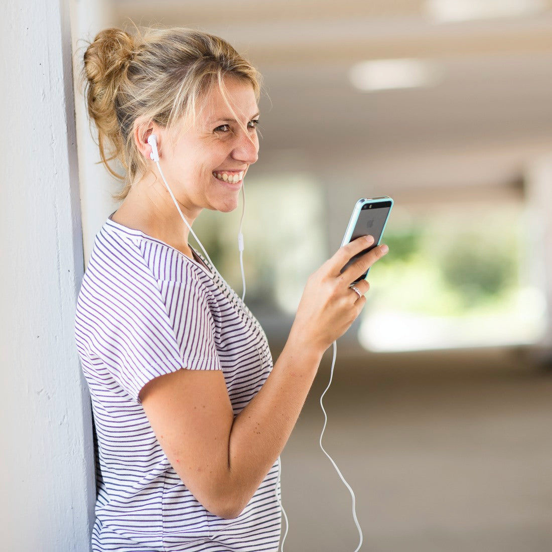 سماعة أذن داخلية HAMA 137444 "Advance"، بيضاء