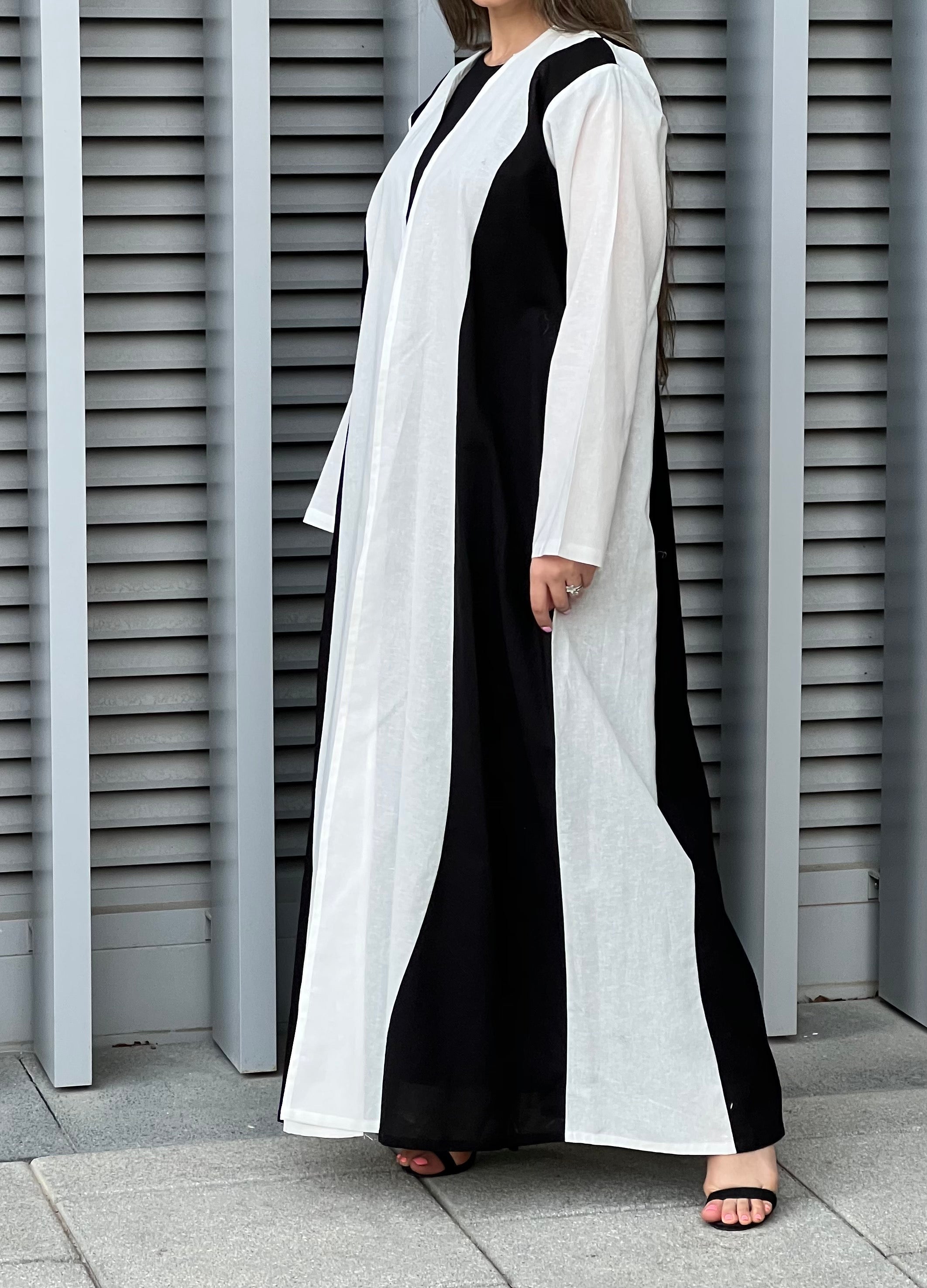 MOiSTREET Black & White Linen Abaya