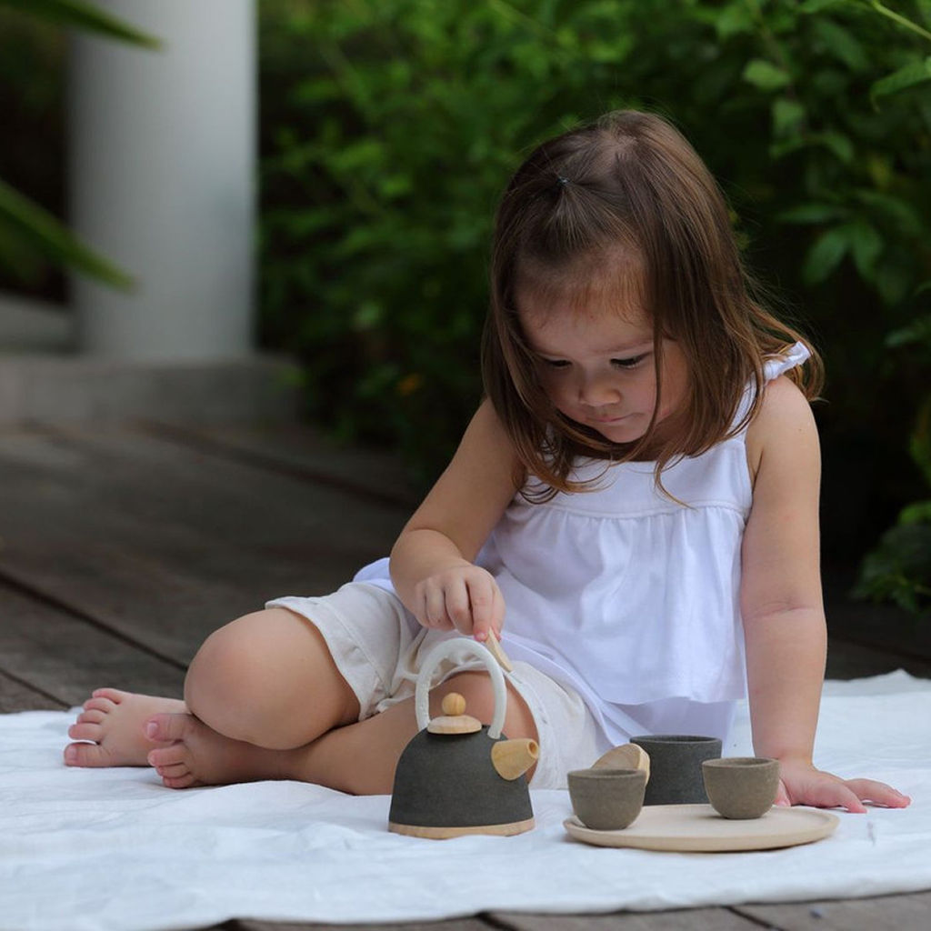 مجموعة الشاي الكلاسيكية من PlanToys — مجموعة ألعاب التخيل الخشبية
