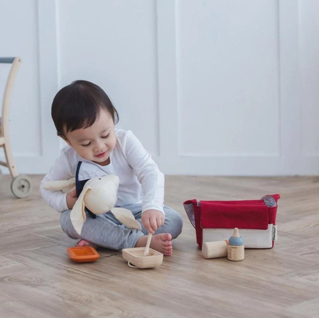 مجموعة إطعام الدمى من PlanToys — مجموعة ألعاب تقمص الأدوار الخشبية