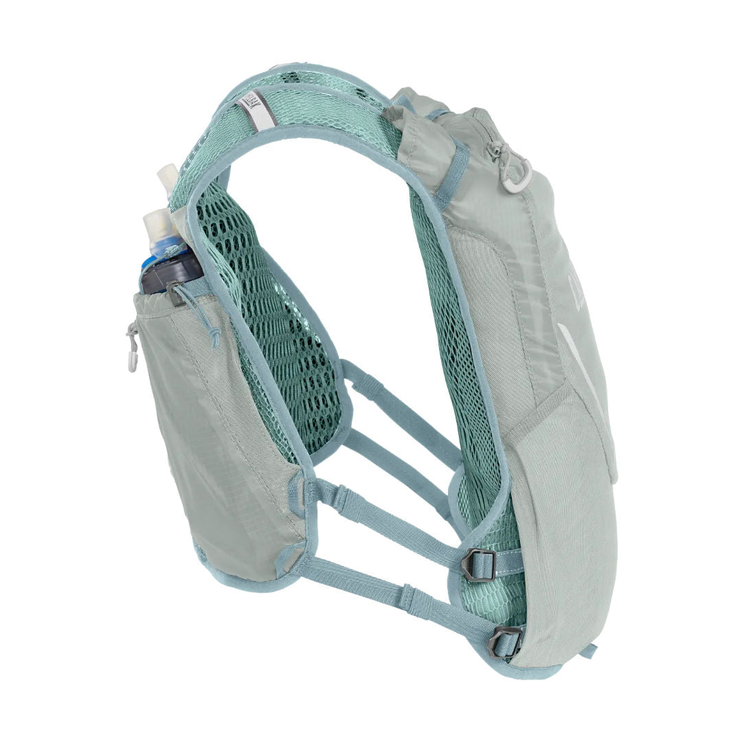 سترة الترطيب Camelbak Zephyr™ Pro المزودة بزجاجة Quick Stow™، لون رمادي فاتح/أزرق داكن، سعة 34 أونصة