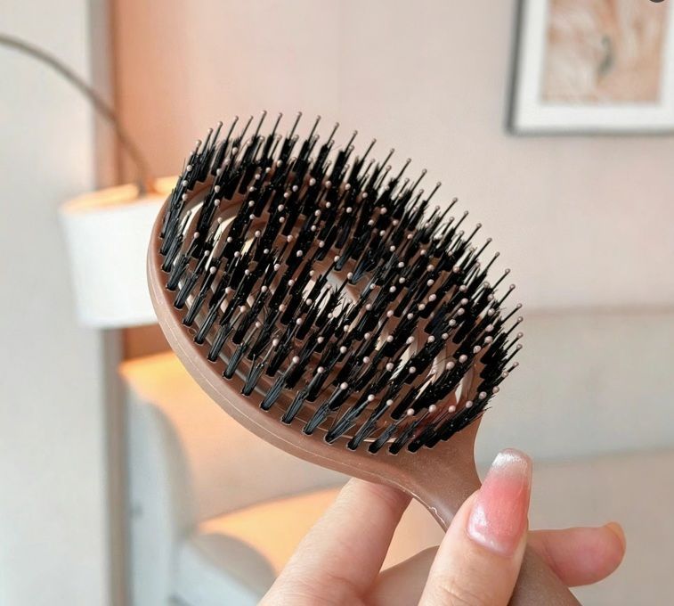 Viral Hollow-out Hairbrush | Detangle & Volumize in Seconds