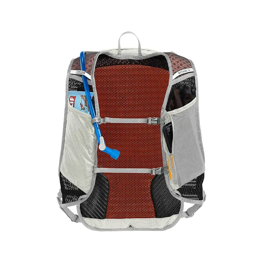 حقيبة المشي لمسافات طويلة Camelbak Octane™ 16 المزودة بخزان مياه Fusion™، باللون البخاري/المشمشي