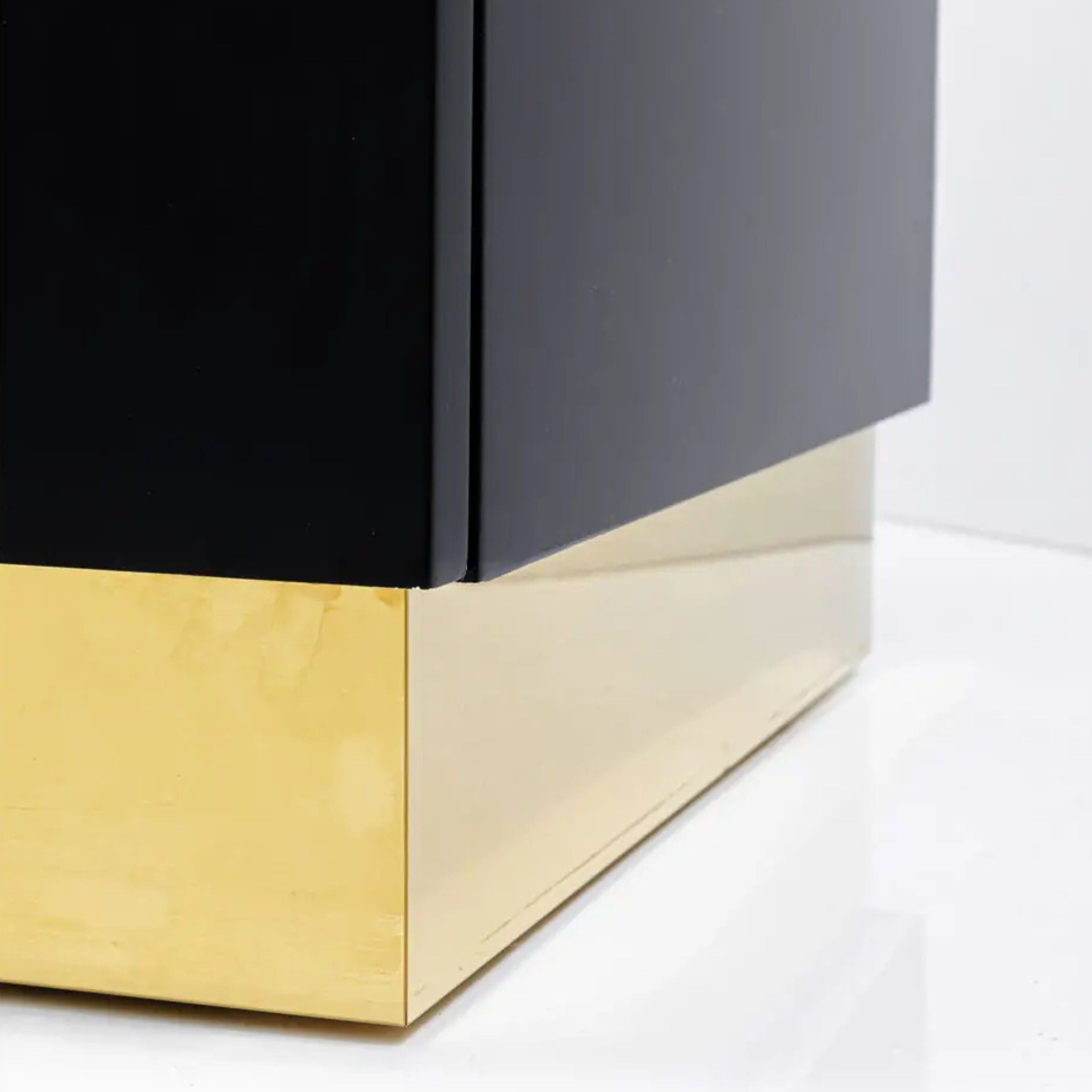 خزانة جانبية متصدعة