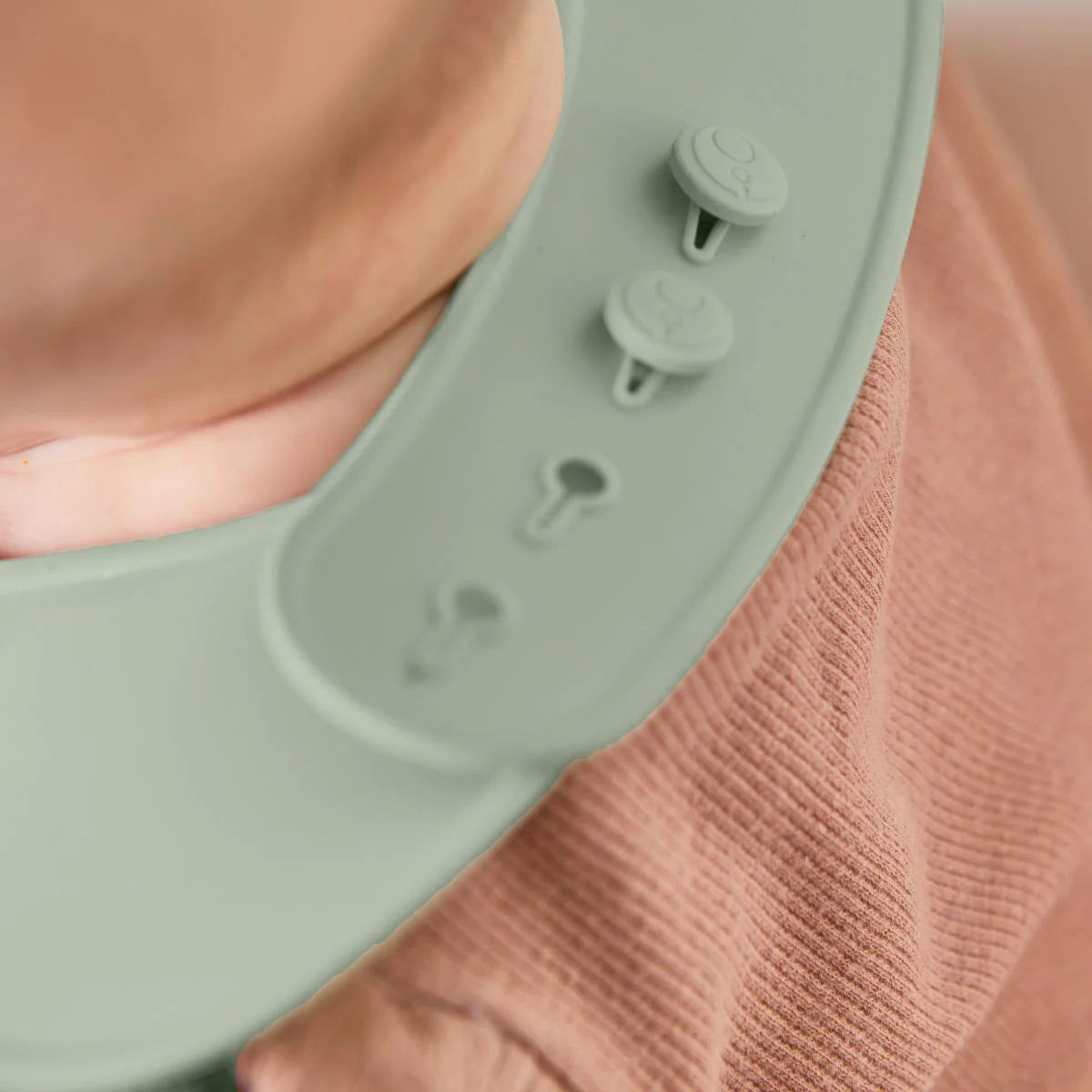 b.box Silicone Travel Bib-blush