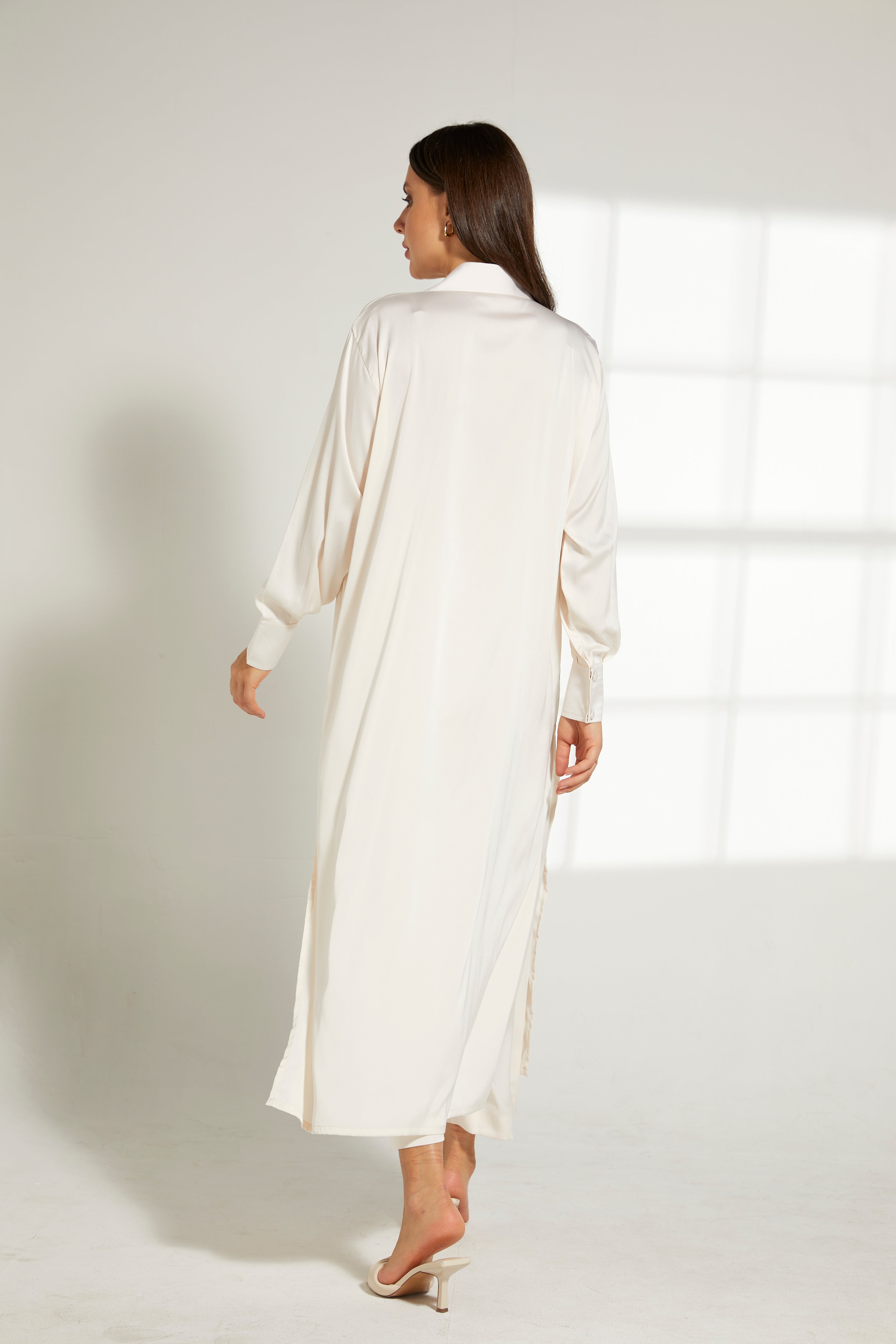 MOiSTREET Off White Silk Fabric Top and Pants Set
