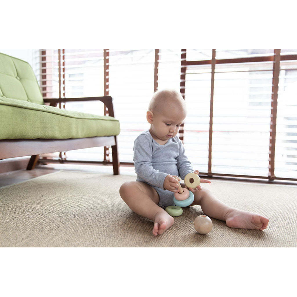 حلقة التكديس الأولى من PlanToys — لعبة خشبية للأطفال الرضع