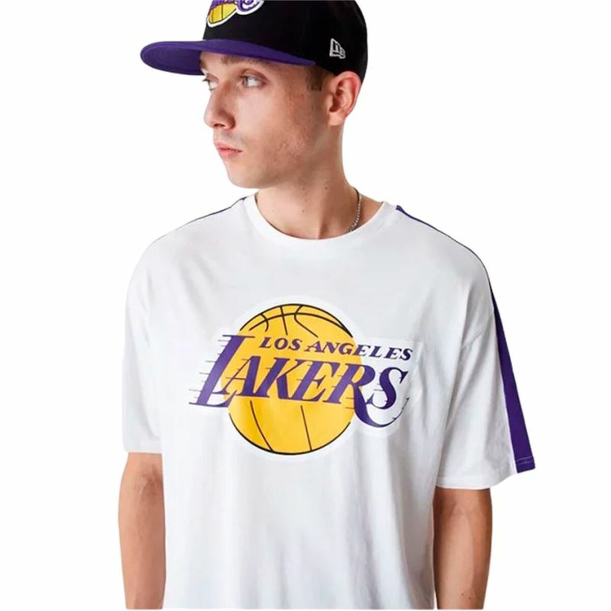 تي شيرت رجالي بأكمام قصيرة من New Era NBA بتصميم كولور بلوك لفريق LA Lakers باللون الأبيض