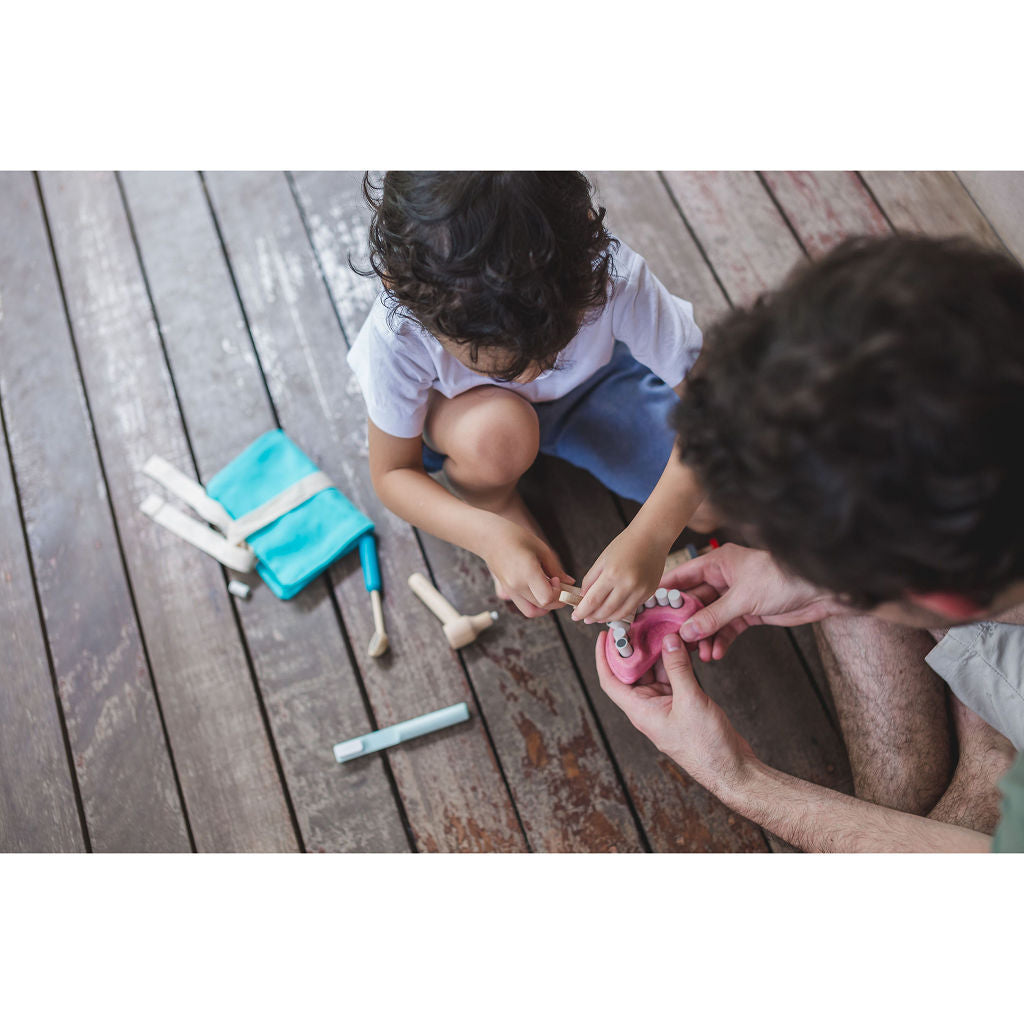 مجموعة «طبيب الأسنان» من PlanToys — لعبة خشبية للعب التخيلي بدور الطبيب
