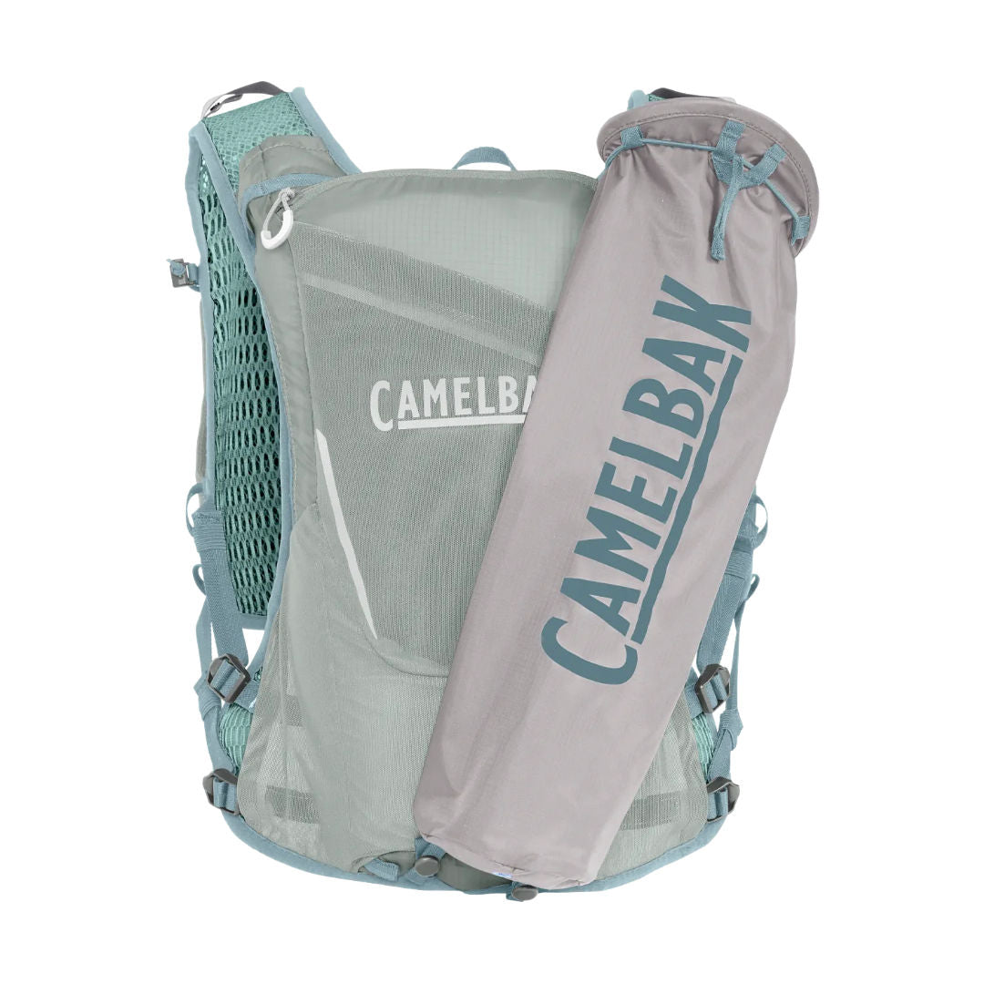 سترة الترطيب Camelbak Zephyr™ Pro المزودة بزجاجة Quick Stow™، لون رمادي فاتح/أزرق داكن، سعة 34 أونصة