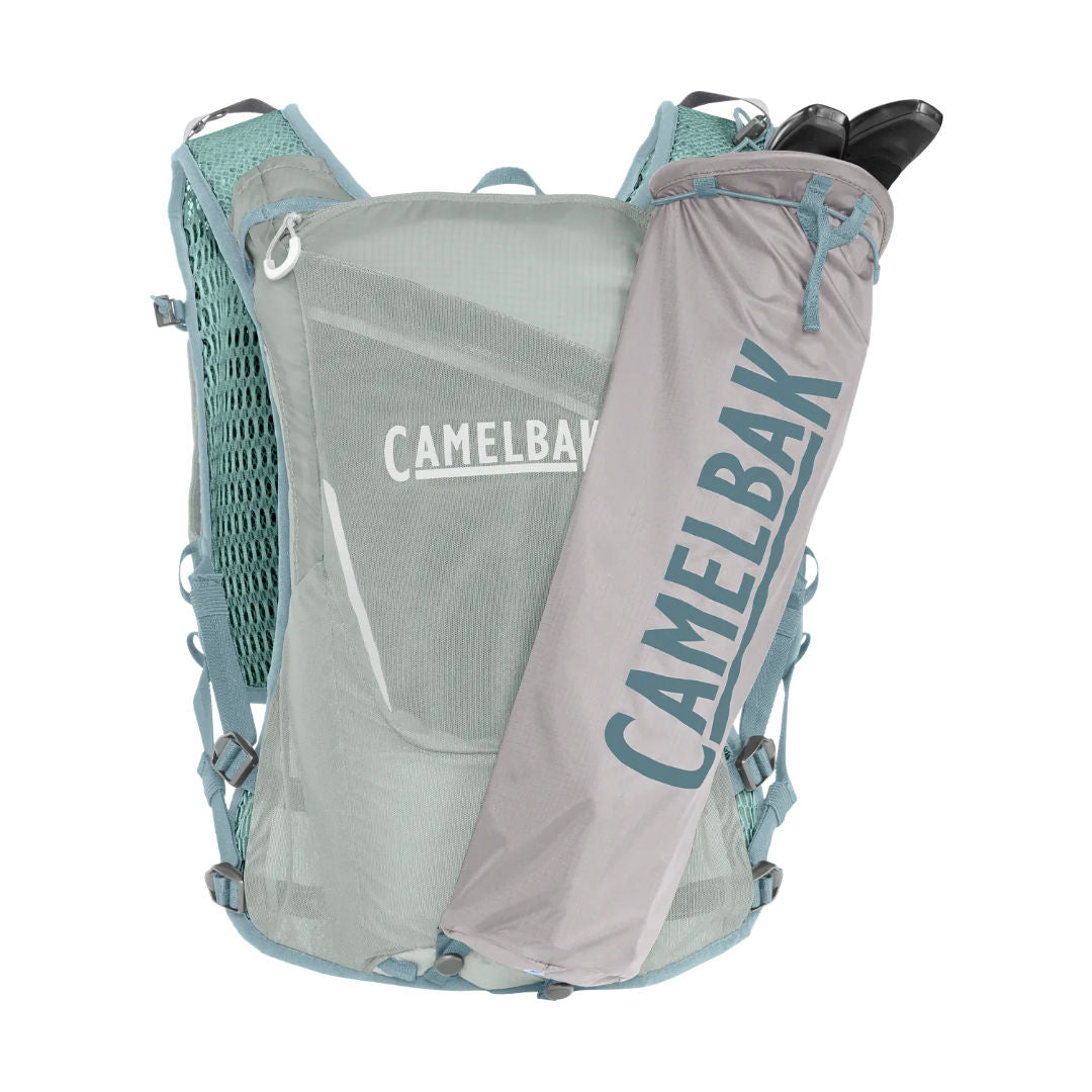سترة الترطيب Camelbak Zephyr™ Pro المزودة بزجاجة Quick Stow™، لون رمادي فاتح/أزرق داكن، سعة 34 أونصة
