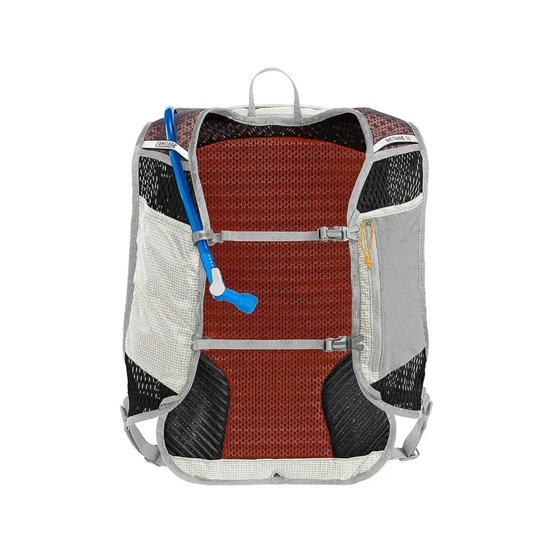 حقيبة المشي لمسافات طويلة Camelbak Octane™ 16 المزودة بخزان مياه Fusion™، باللون البخاري/المشمشي