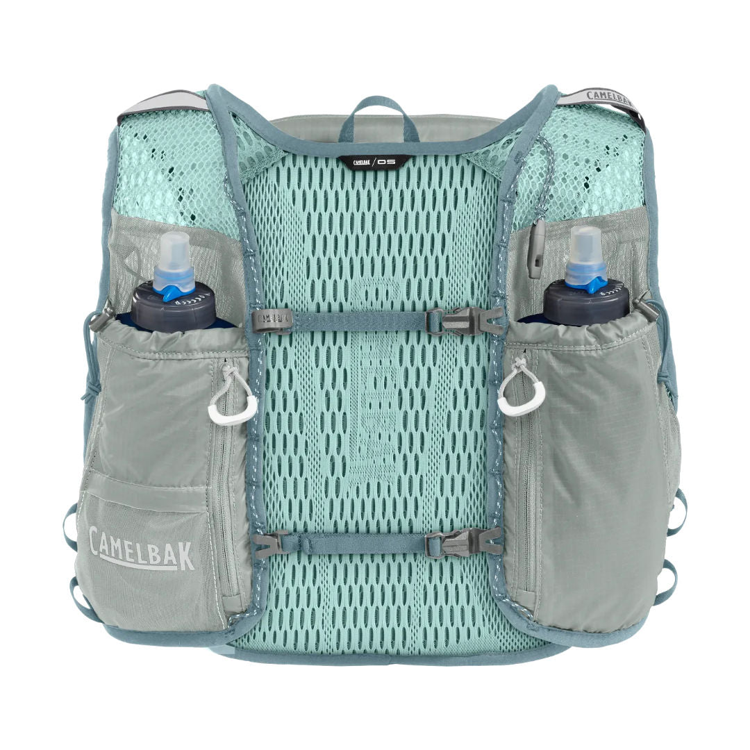 سترة الترطيب Camelbak Zephyr™ Pro المزودة بزجاجة Quick Stow™، لون رمادي فاتح/أزرق داكن، سعة 34 أونصة