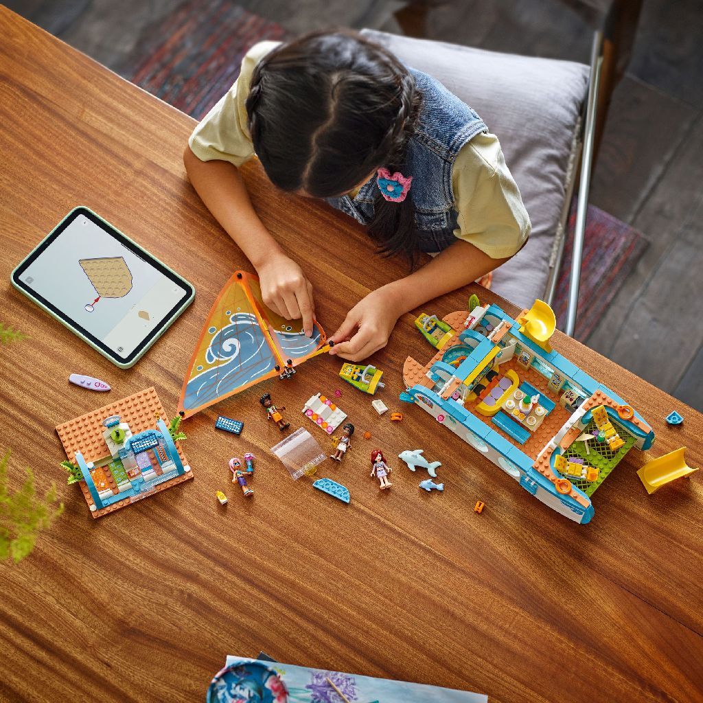 مجموعة بناء «مغامرة قارب السفر» من LEGO Friends للأعمار من 8 سنوات فما فوق، 685 قطعة