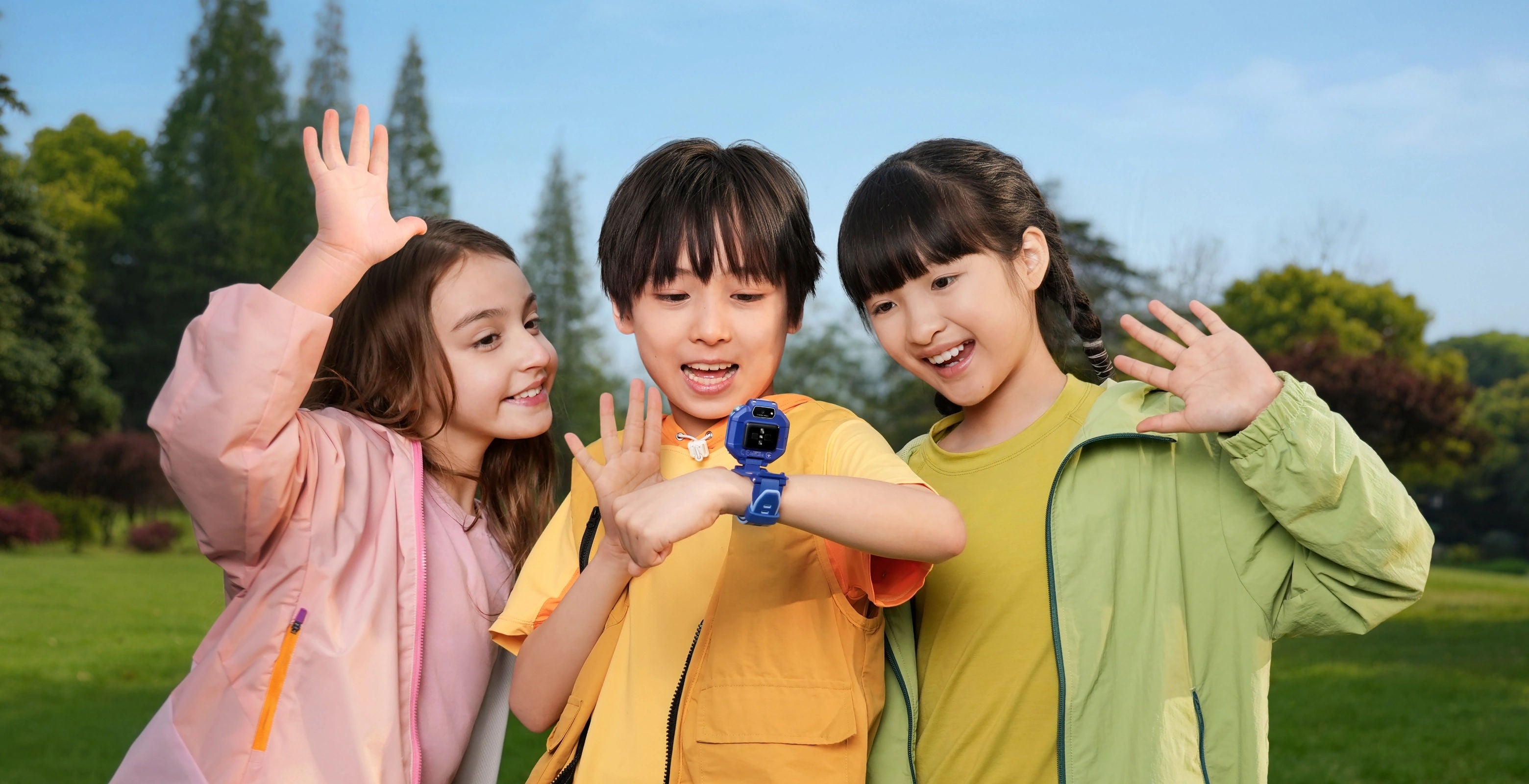 ساعة «Huawei Watch KIDS X1» الذكية - تصميم قابل للدوران 360 درجة، تحديد الموقع عبر نظام GPS، مكالمات الفيديو، كاميرات مزدوجة، شاشة AMOLED مقاس 1.82 بوصة