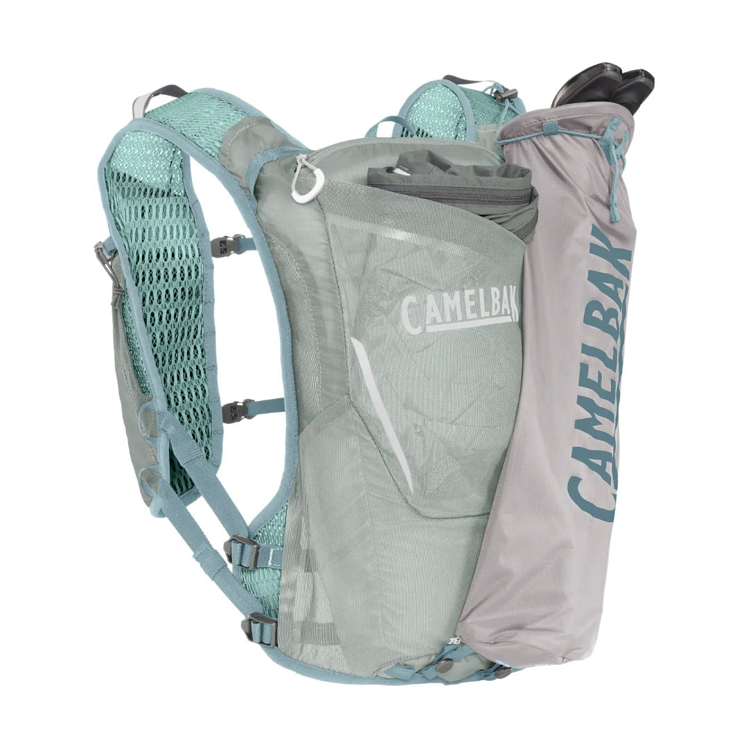 سترة الترطيب Camelbak Zephyr™ Pro المزودة بزجاجة Quick Stow™، لون رمادي فاتح/أزرق داكن، سعة 34 أونصة