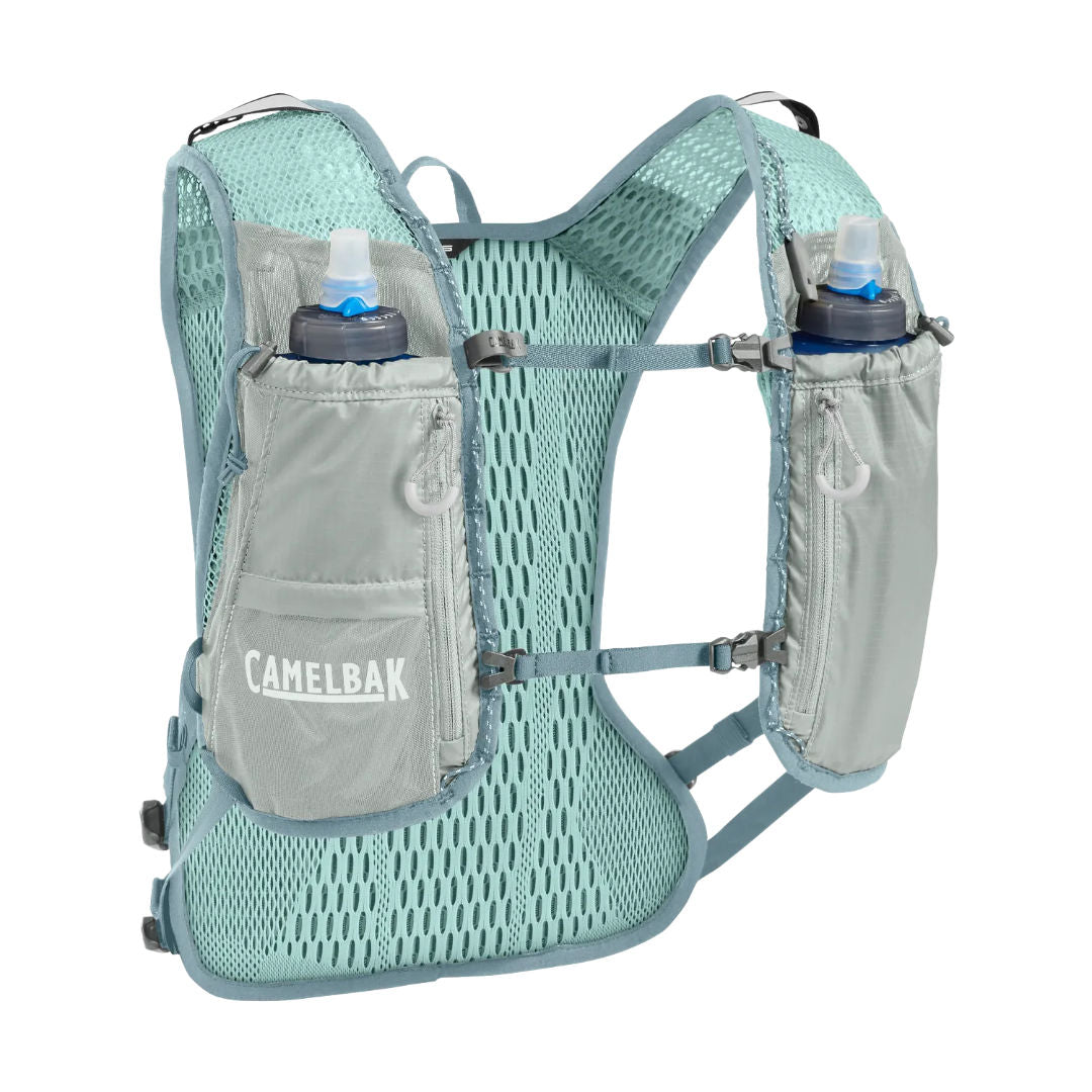 سترة الترطيب Camelbak Zephyr™ Pro المزودة بزجاجة Quick Stow™، لون رمادي فاتح/أزرق داكن، سعة 34 أونصة