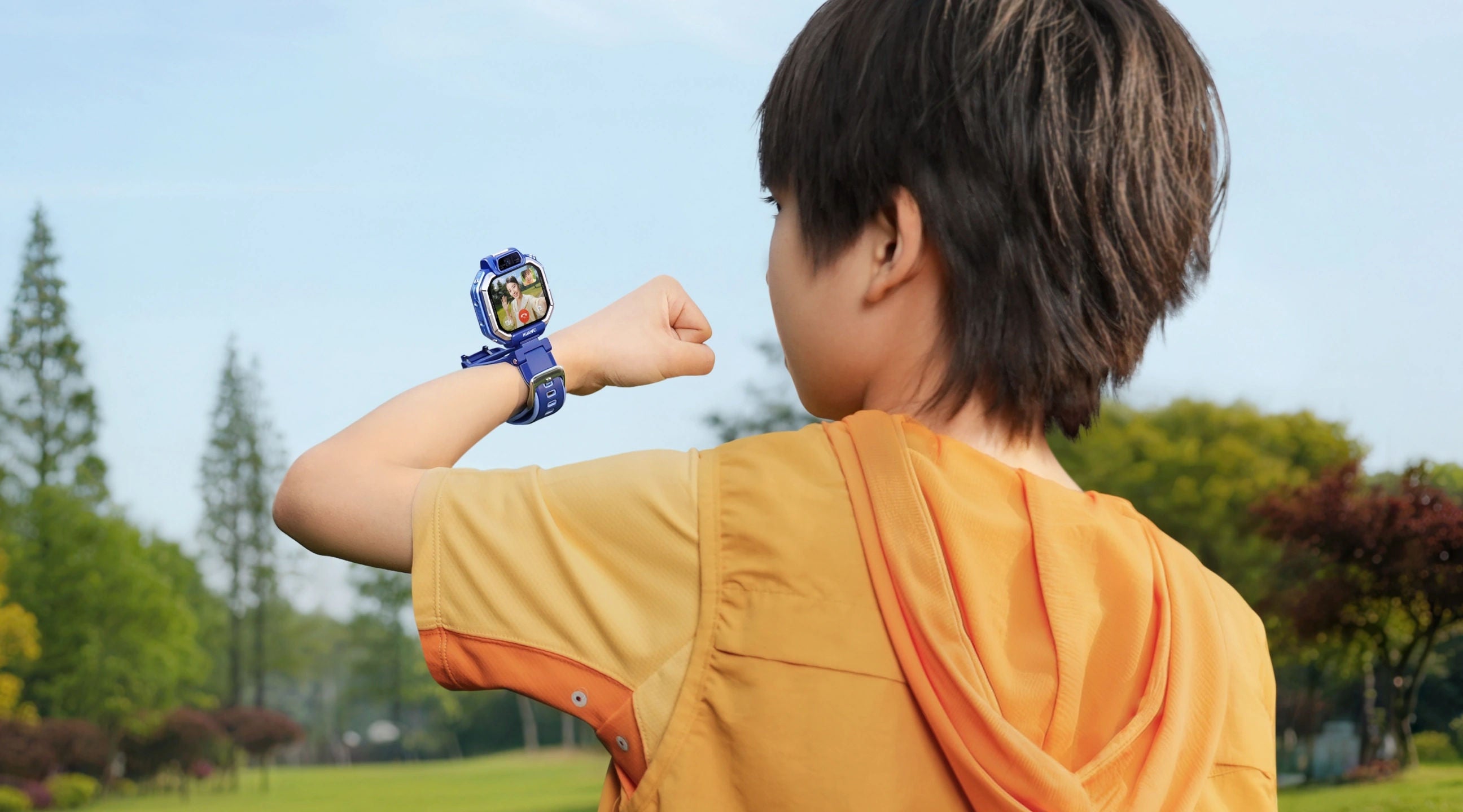 ساعة «Huawei Watch KIDS X1» الذكية - تصميم قابل للدوران 360 درجة، تحديد الموقع عبر نظام GPS، مكالمات الفيديو، كاميرات مزدوجة، شاشة AMOLED مقاس 1.82 بوصة