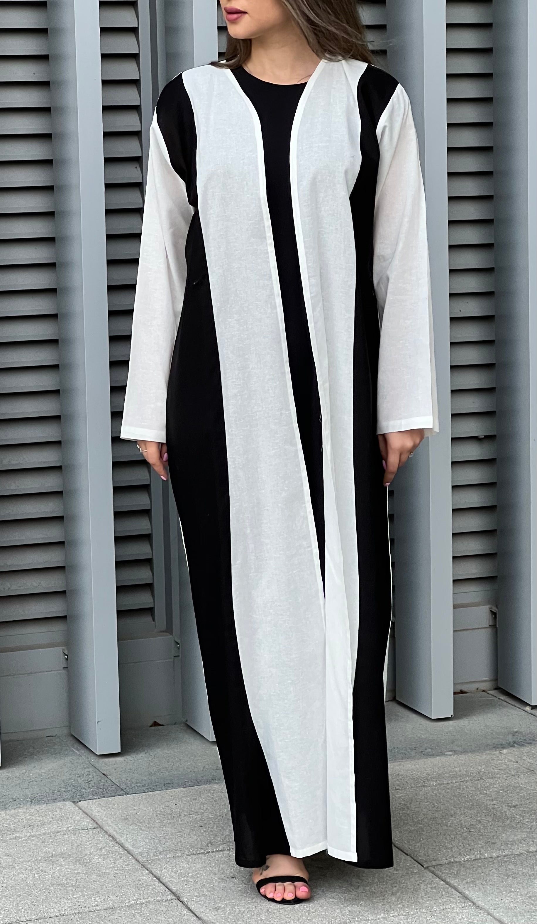 MOiSTREET Black & White Linen Abaya