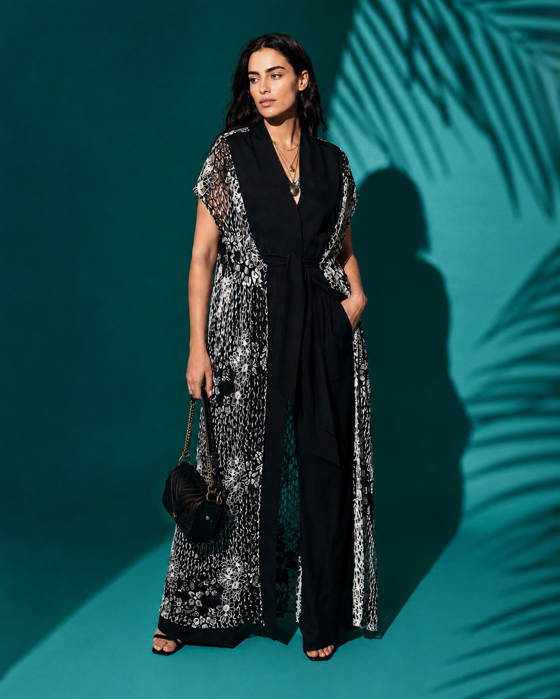 Tendresse Boutique Black & White Embroidered Abaya
