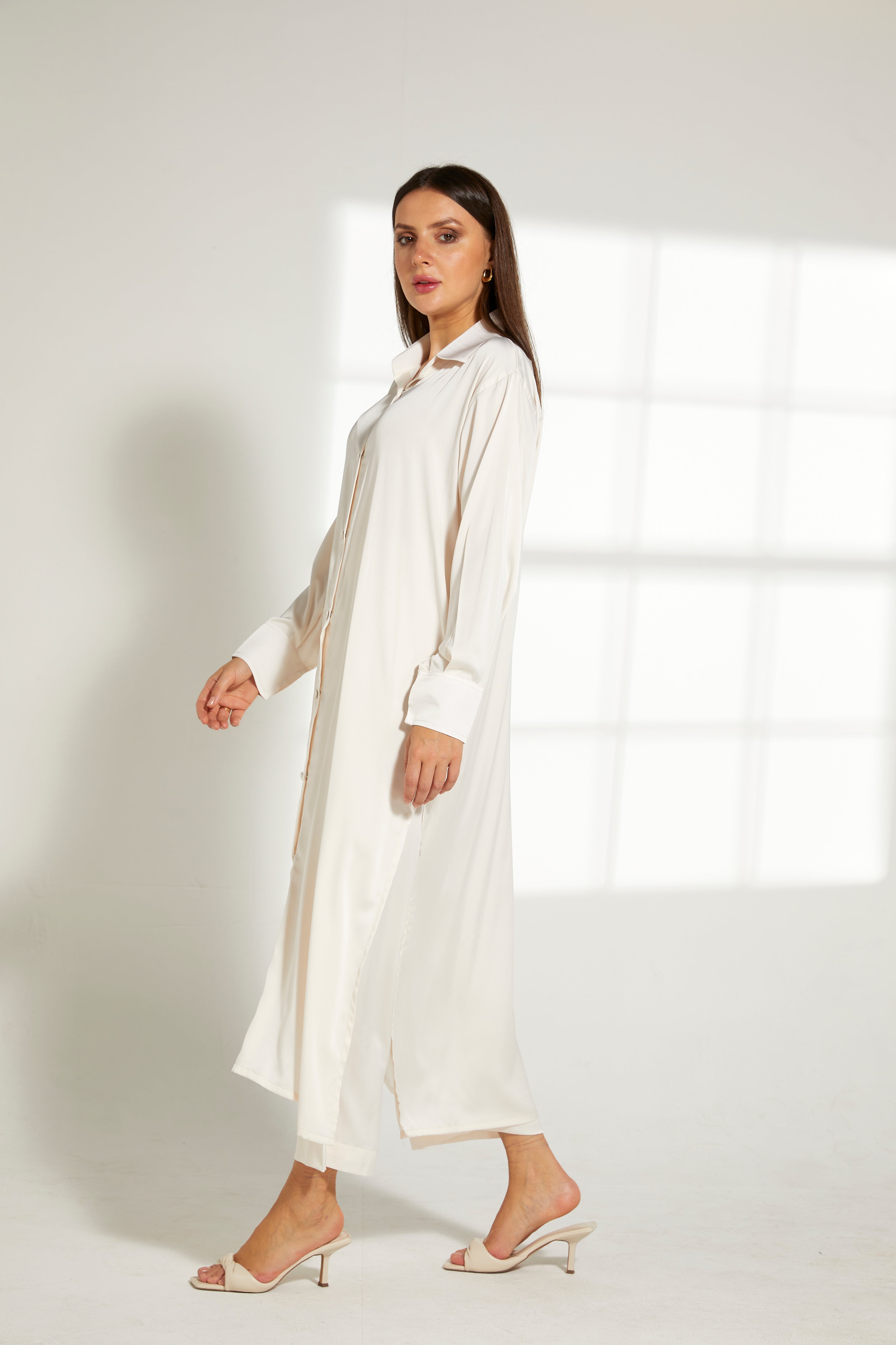 MOiSTREET Off White Silk Fabric Top and Pants Set