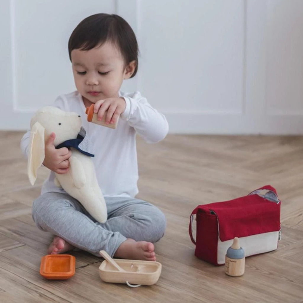 مجموعة إطعام الدمى من PlanToys — مجموعة ألعاب تقمص الأدوار الخشبية