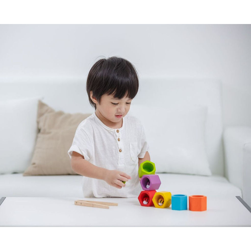 خلايا النحل من PlanToys — لعبة خشبية لتنمية المهارات الحركية الدقيقة