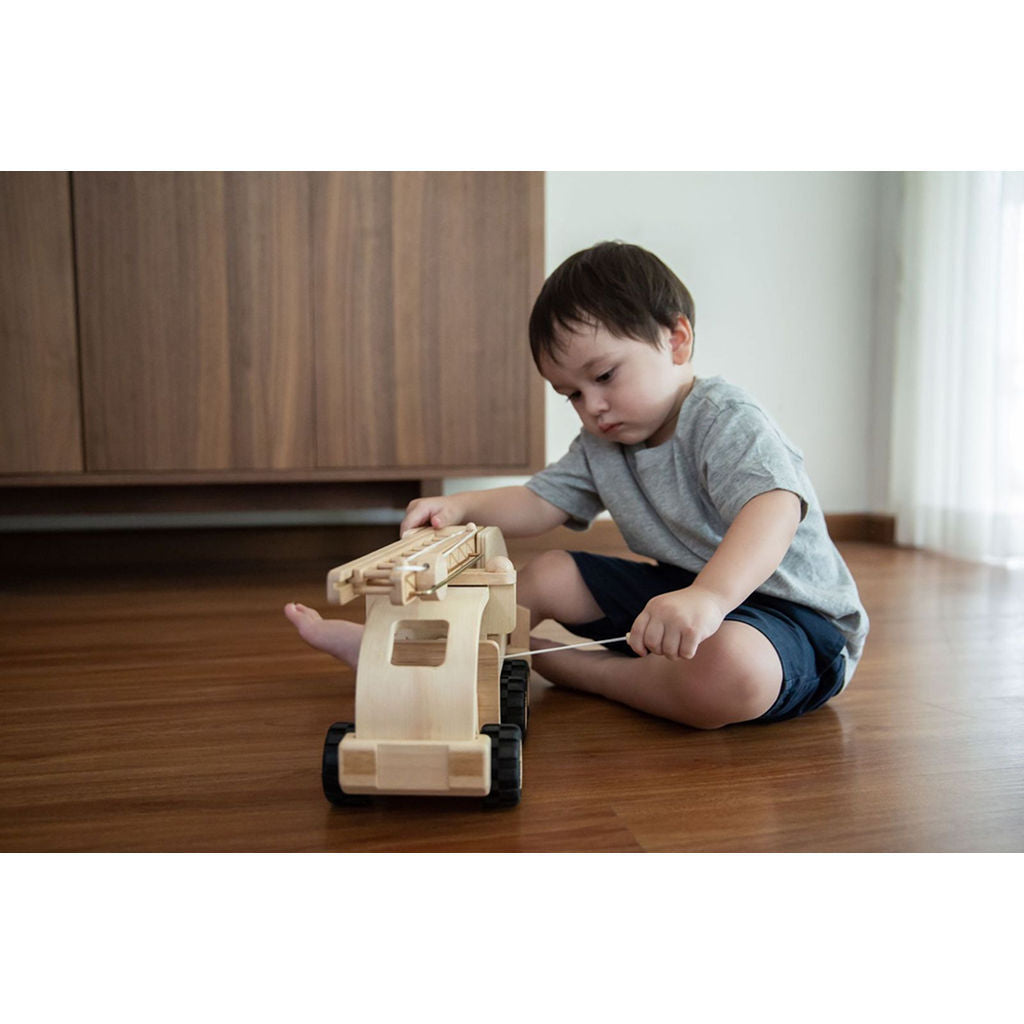 شاحنة الإطفاء من PlanToys — لعبة مركبة خشبية