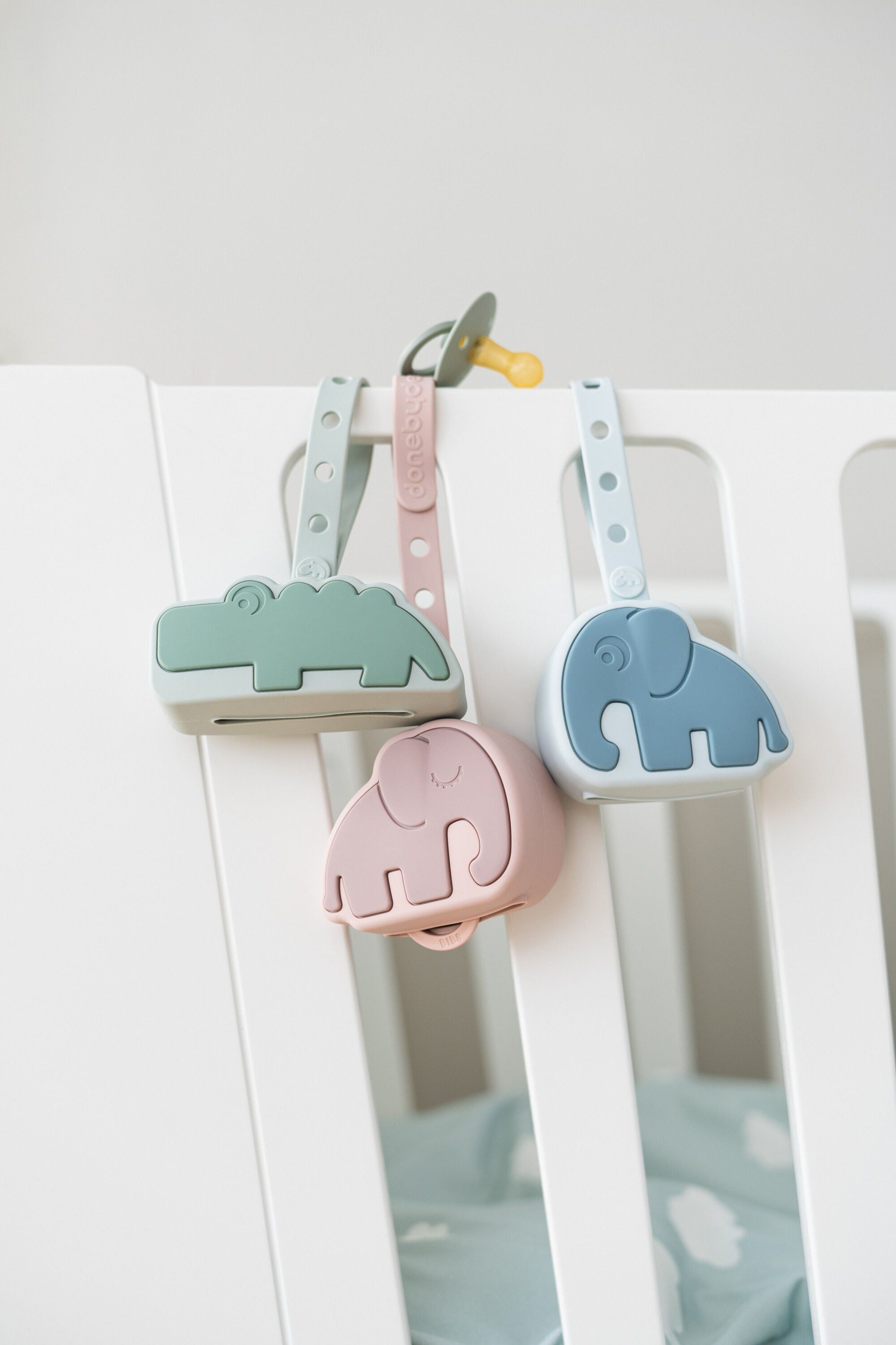 Done by Deer Silicone pacifier pouch - Croco - Green