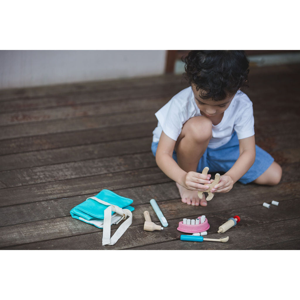 مجموعة «طبيب الأسنان» من PlanToys — لعبة خشبية للعب التخيلي بدور الطبيب