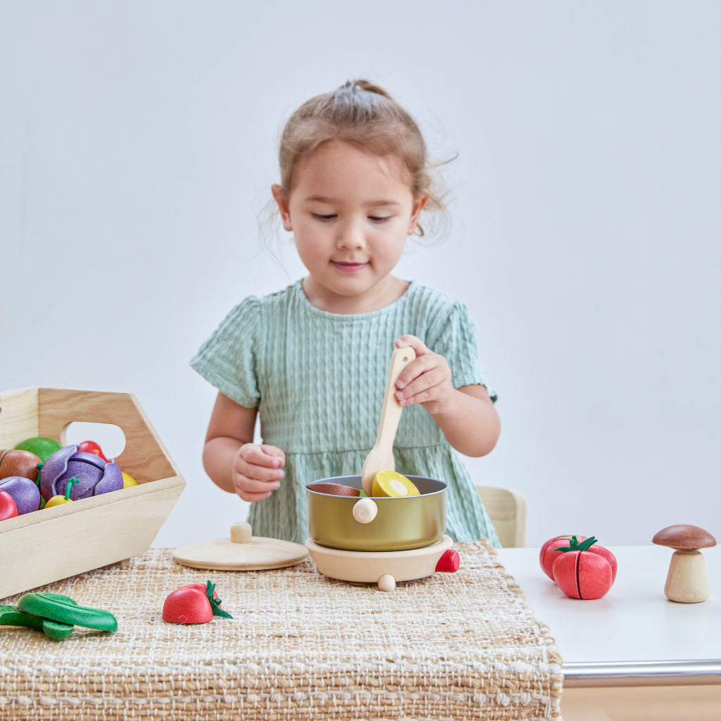 مجموعة أدوات الطبخ من PlanToys — لعبة مطبخ خشبية للعب التخيلي