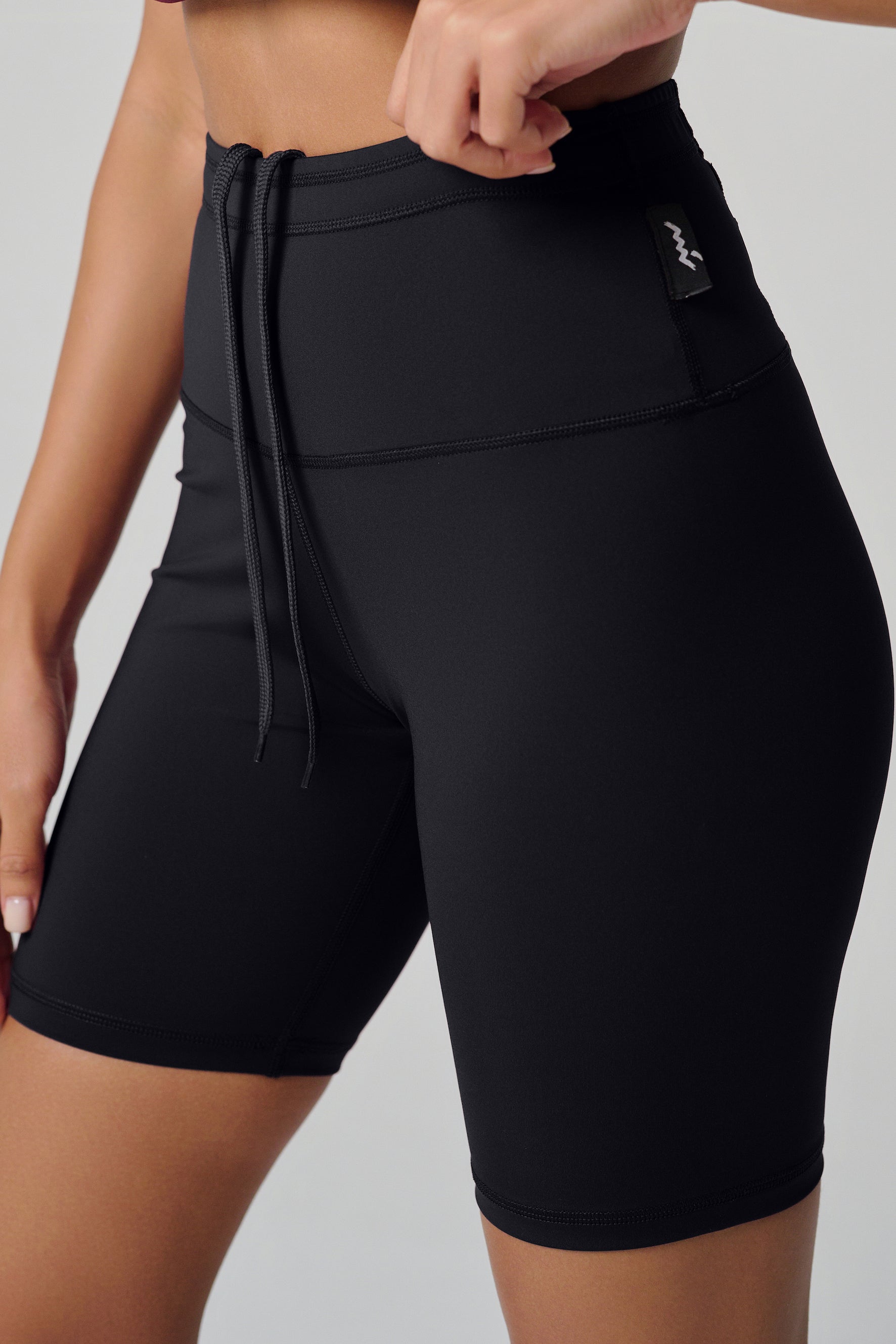 شورتات الدراجات النسائية الكلاسيكية من MULU - أسود