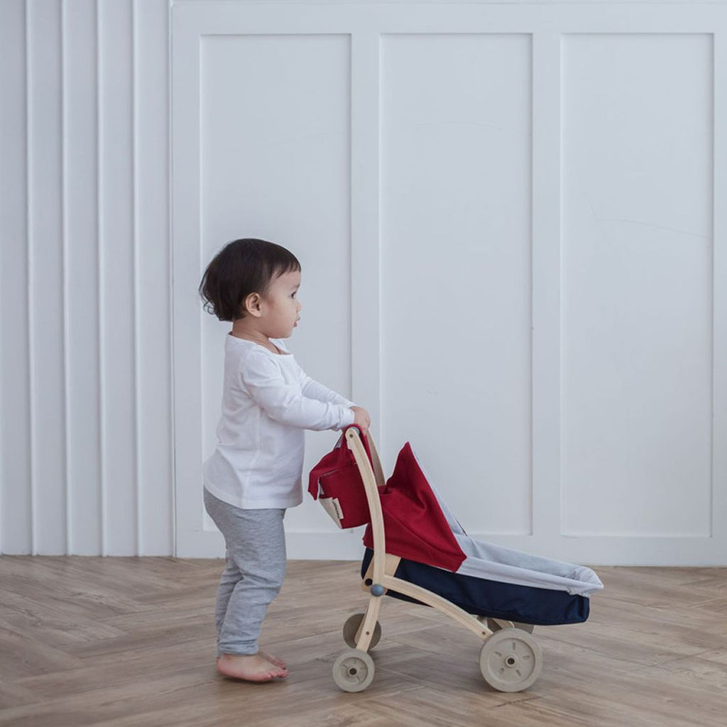مجموعة إطعام الدمى من PlanToys — مجموعة ألعاب تقمص الأدوار الخشبية