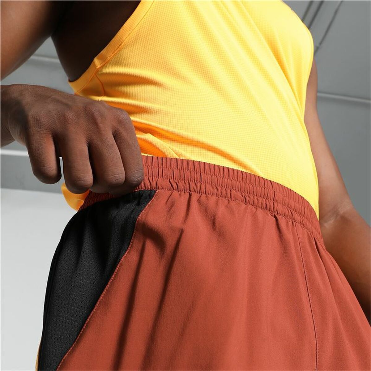 شورت رياضي للنساء من بوما: Puma Run Favorite Velocity Woven 2In1 Mujer باللون البني