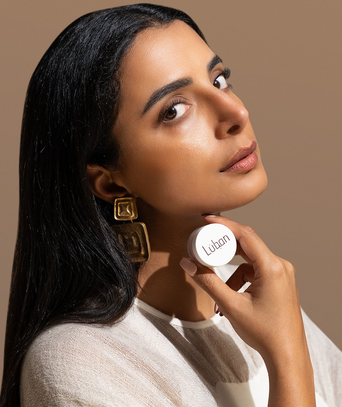 مقشر الشفاه باللبان