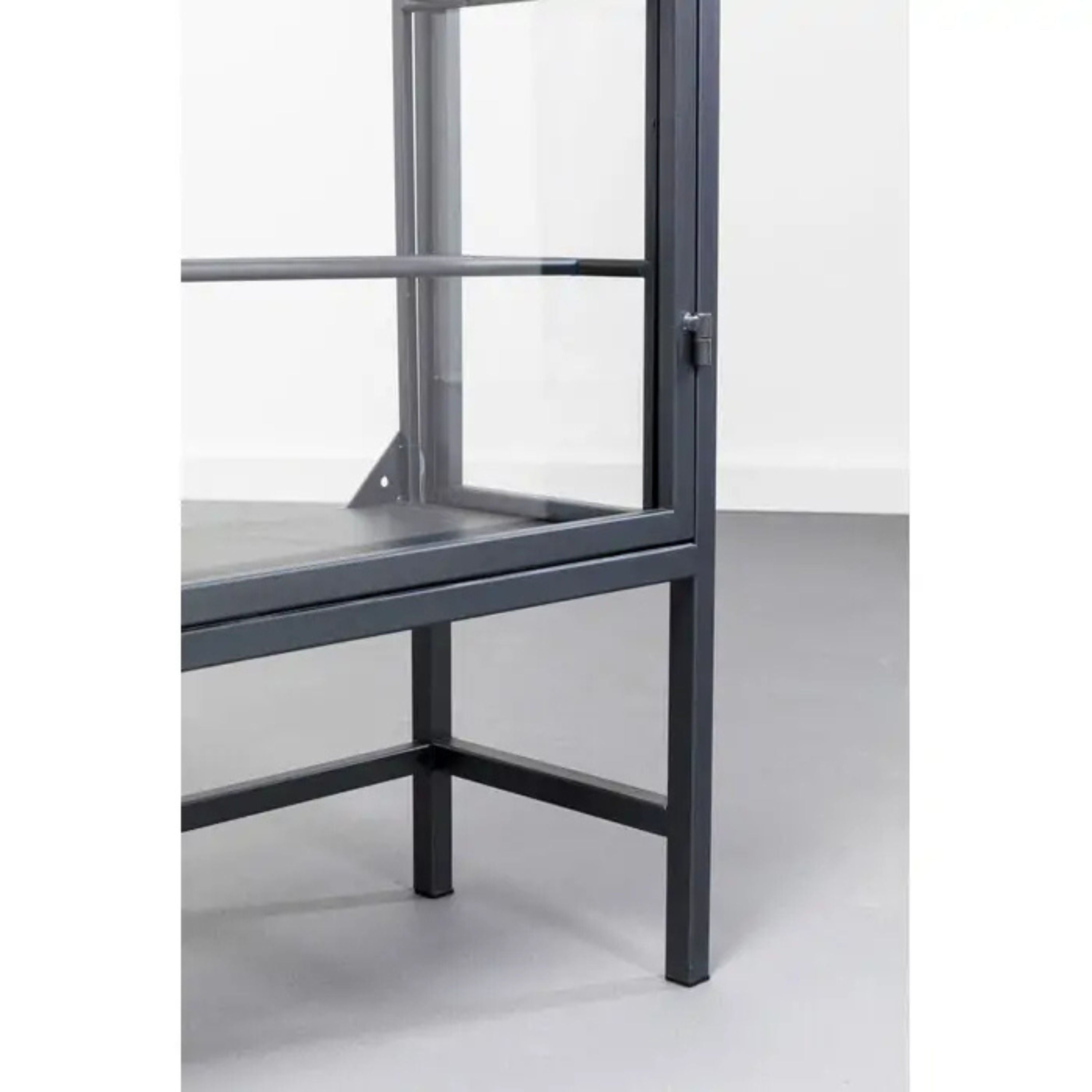 رف النبيذ سوري