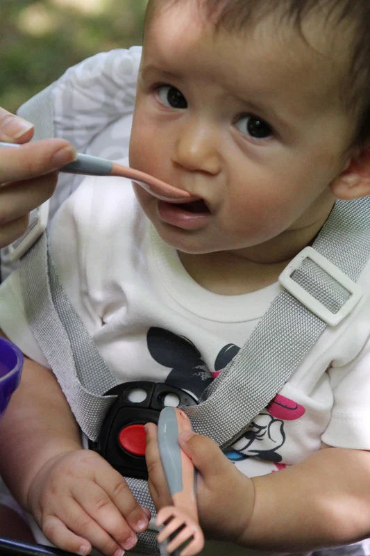 مجموعة شوكة وملعقة بلاستيكية بزاوية من Babyjem، من عمر 6 أشهر فما فوق، باللون الوردي